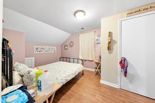 Foto del edificio - 721 Golden Ave