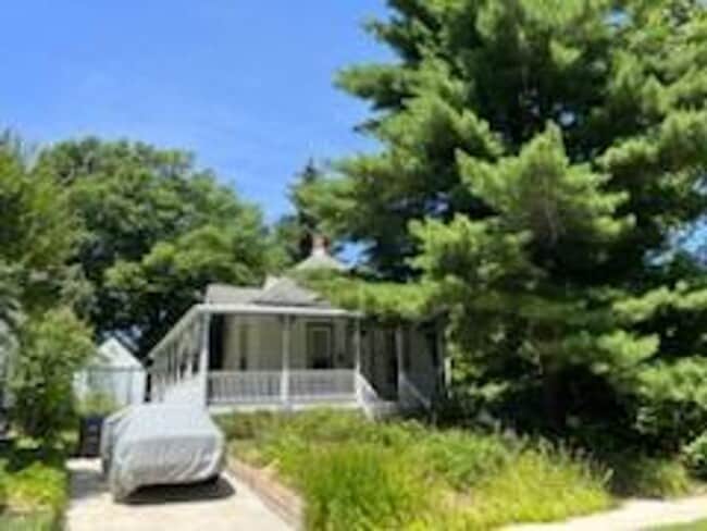 Building Photo - Charming and Sunlight 3BD, 1 BA in the Qua...