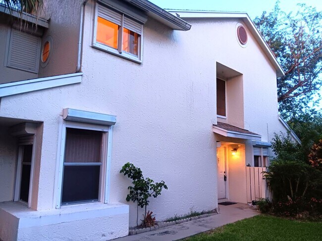 Building Photo - 2 Bed/ 2 Bath Townhome With Loft In Boca! ...