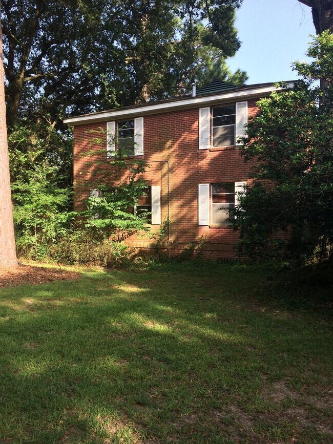 Building Photo - 618 S. Acadian