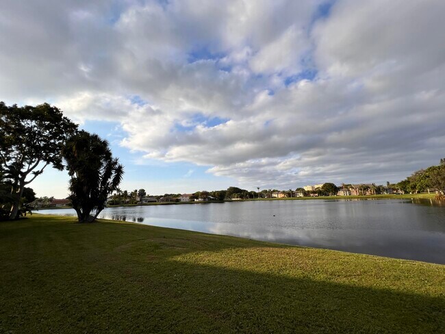 Foto del edificio - 4333 Willow Pond Cir