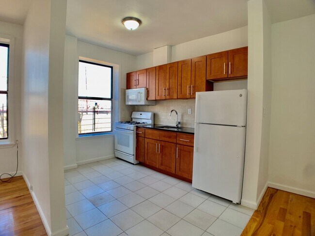 Building Photo - 567 W 191st St