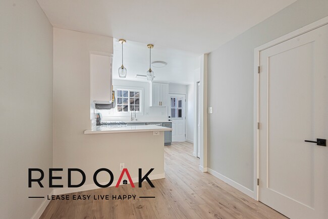 Foto del edificio - Outstanding, Renovated Two Bedroom with Ai...