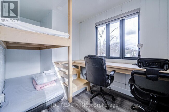 Photo du bâtiment - 5 Sorauren Ave