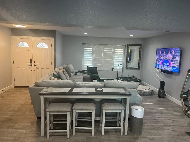 Foto del edificio - 1474 N Erin Ave