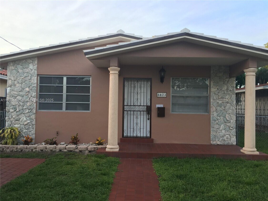 Foto principal - 5873 SW 3rd St
