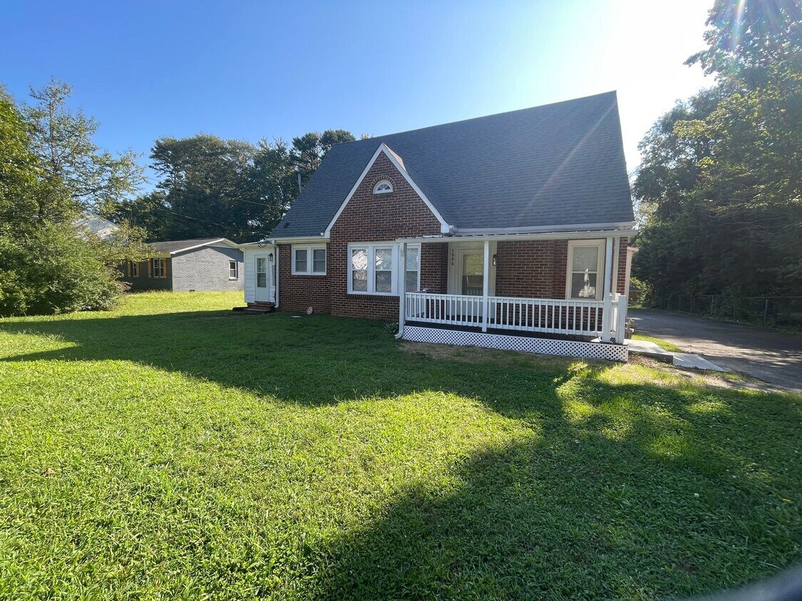 Foto principal - 4 bedroom 2 bathroom house available.