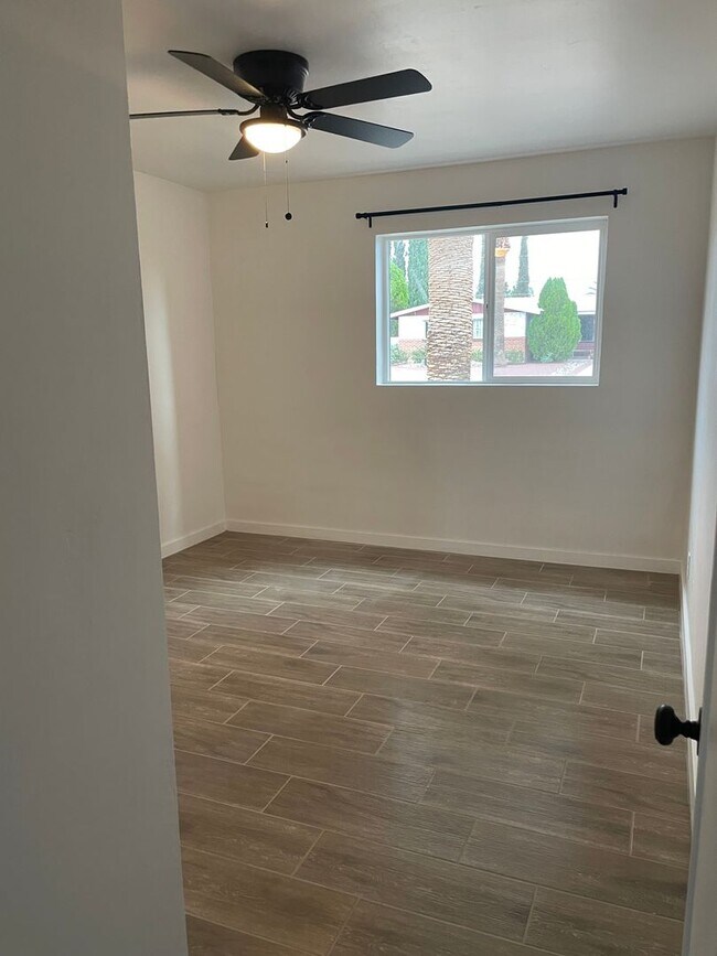 Foto del edificio - Remodeled Hidden Gem! Coming Soon!