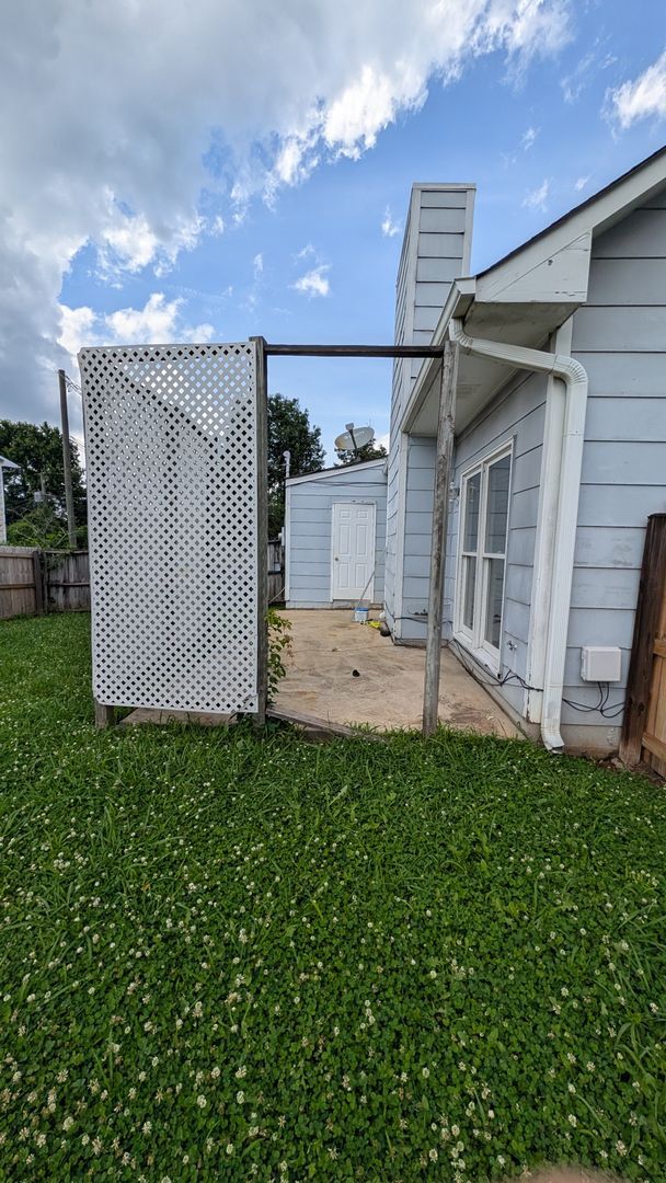 Building Photo - Renovated 3BR with Large Fenced Yard and Lots of Light