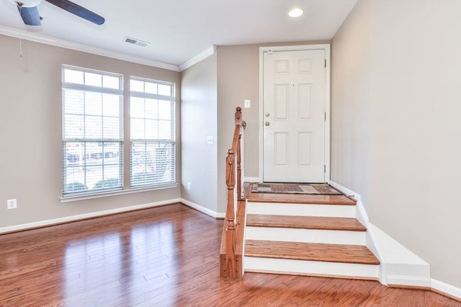 Building Photo - 7915 Crescent Park Dr
