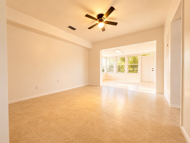 Building Photo - 105 Primrose Ln