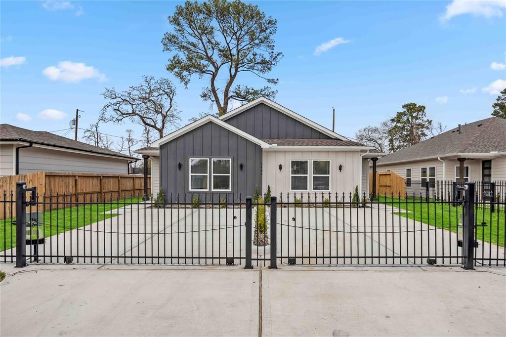 Foto principal - 2446 Carmel St