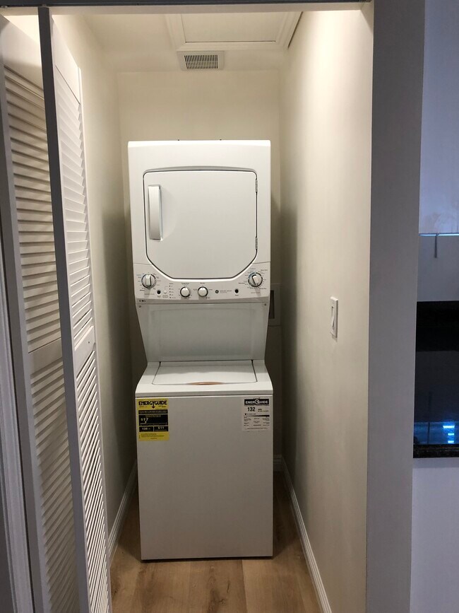 Lavadora y secadora - 15118 Weddington St