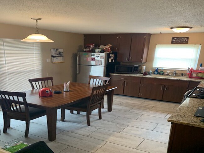 Building Photo - 4417 White Pine Dr NE