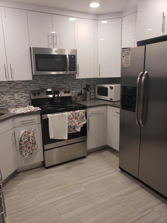 Building Photo - 14 Cedar Ave