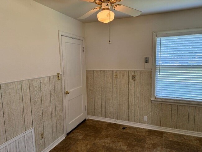 Foto del edificio - 2 bed, one bath in Norman with carport!