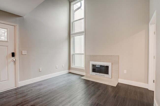 Building Photo - 935 La Posada Dr