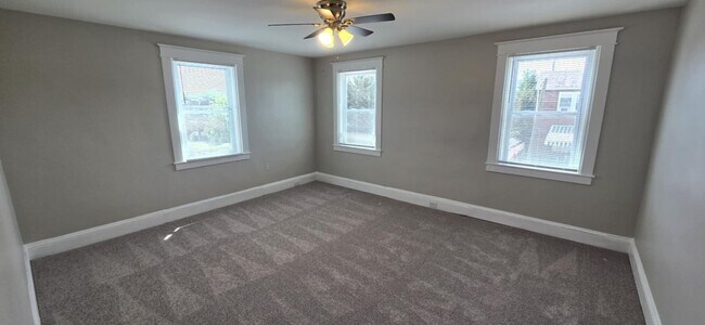 Building Photo - Huge 3-level 4 Bedroom - 2,500 sq/ft!