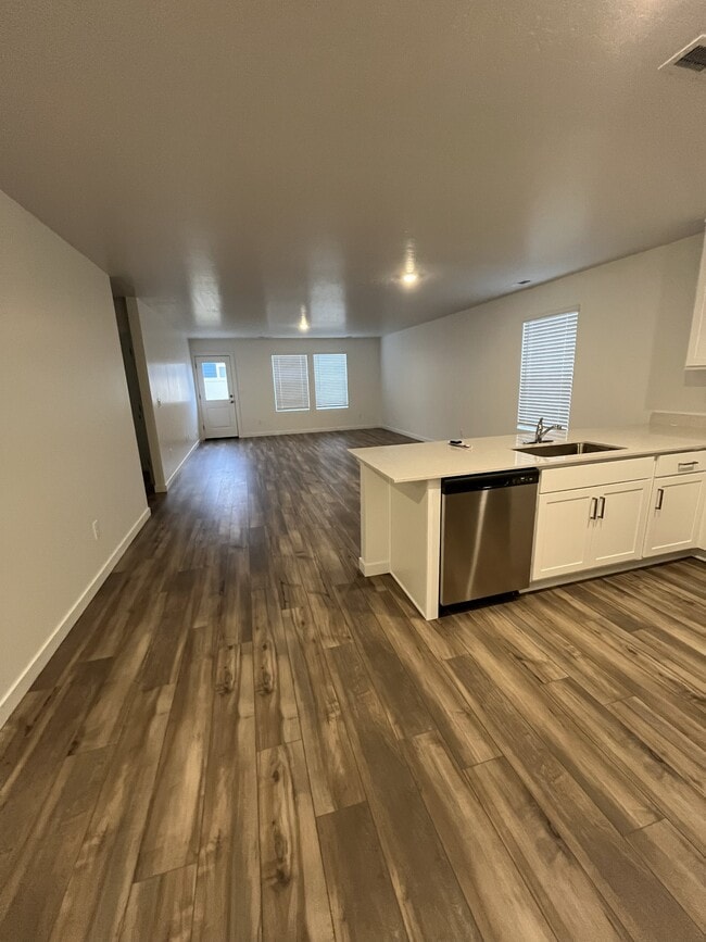 Building Photo - 304 Avalena Ave