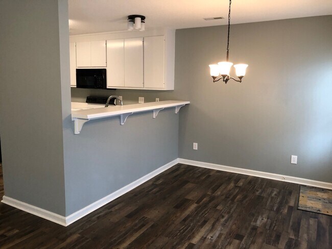Building Photo - 3 bedroom home in Madison! Fenced in yard!
