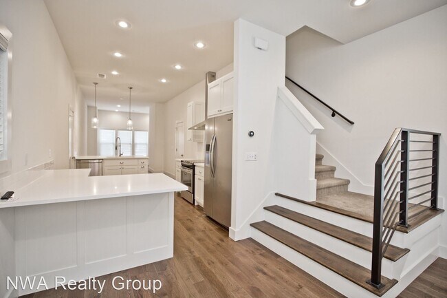 Building Photo - 2 br, 2.5 bath House - 410-1 (444) SW B St...