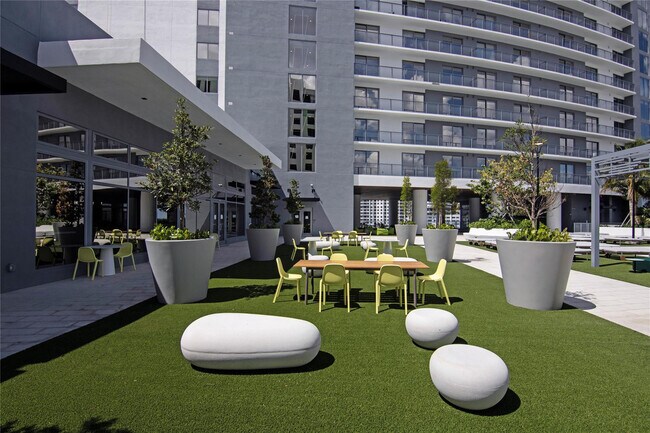 Foto del edificio - 1770 S Young Cir