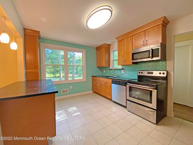 Building Photo - 331 Pine Brook Rd