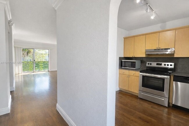 Building Photo - 980 NE 170th St