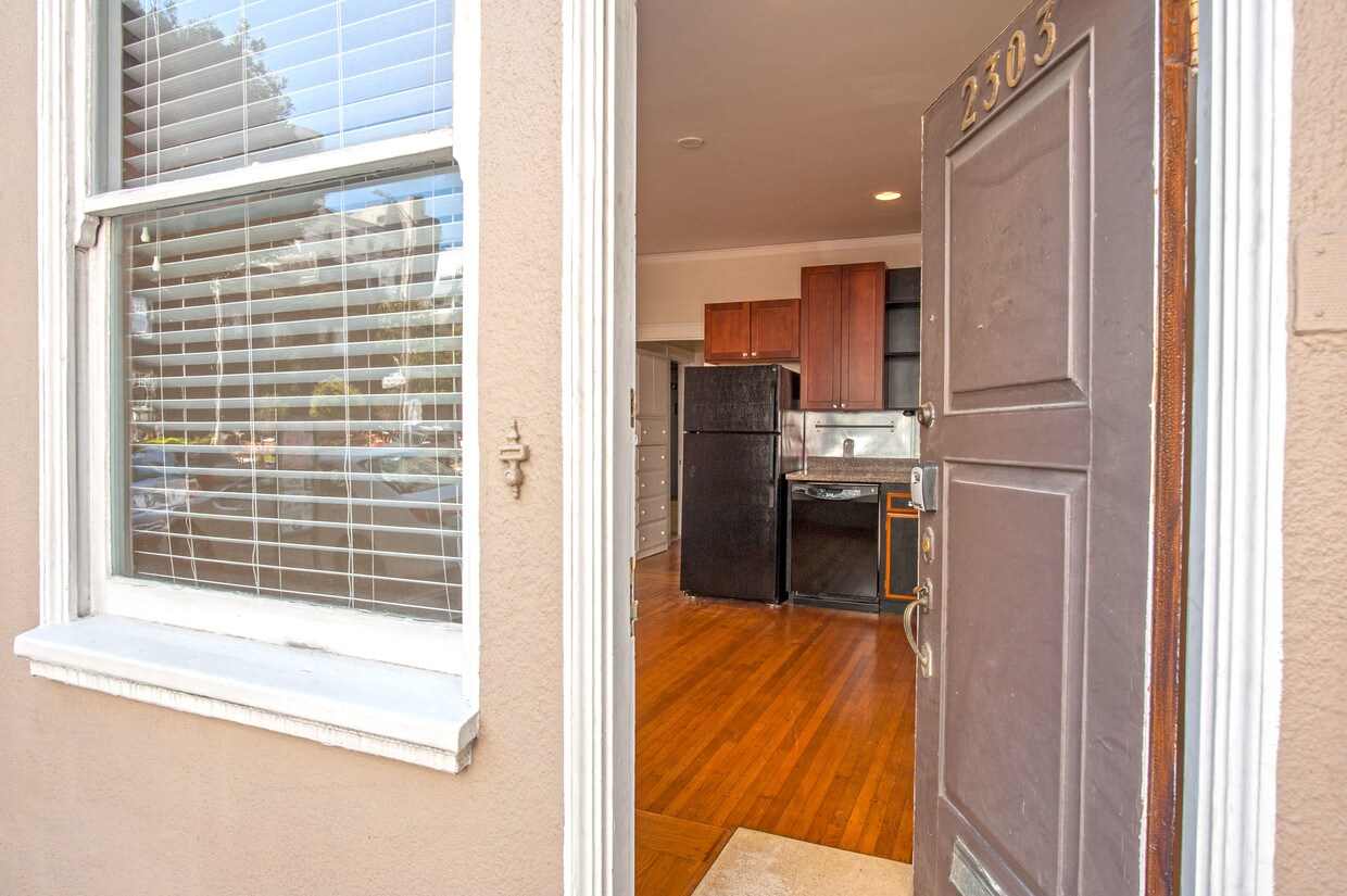 Foto principal - 2400 Washington St
