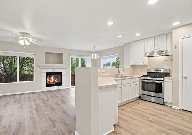 Foto del edificio - $2,045.95 - 3-Bed, 3-Bath Townhome with Modern Upgrades and Private Yard!
