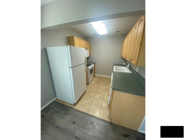 Foto del edificio - Annual Lease, River front location, great ...