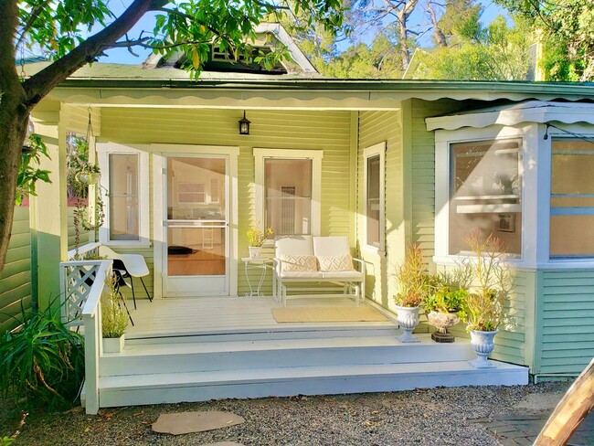 Building Photo - Hillside Los Feliz Cottage w/ Yard, Parkin...