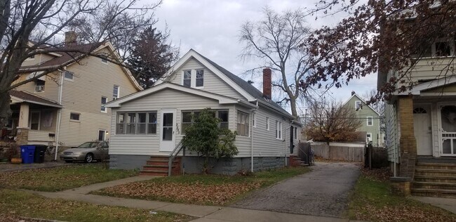 Foto del edificio - Jefferson Area - 3 Bedroom Single Family Home (between Lorain and Triskett)