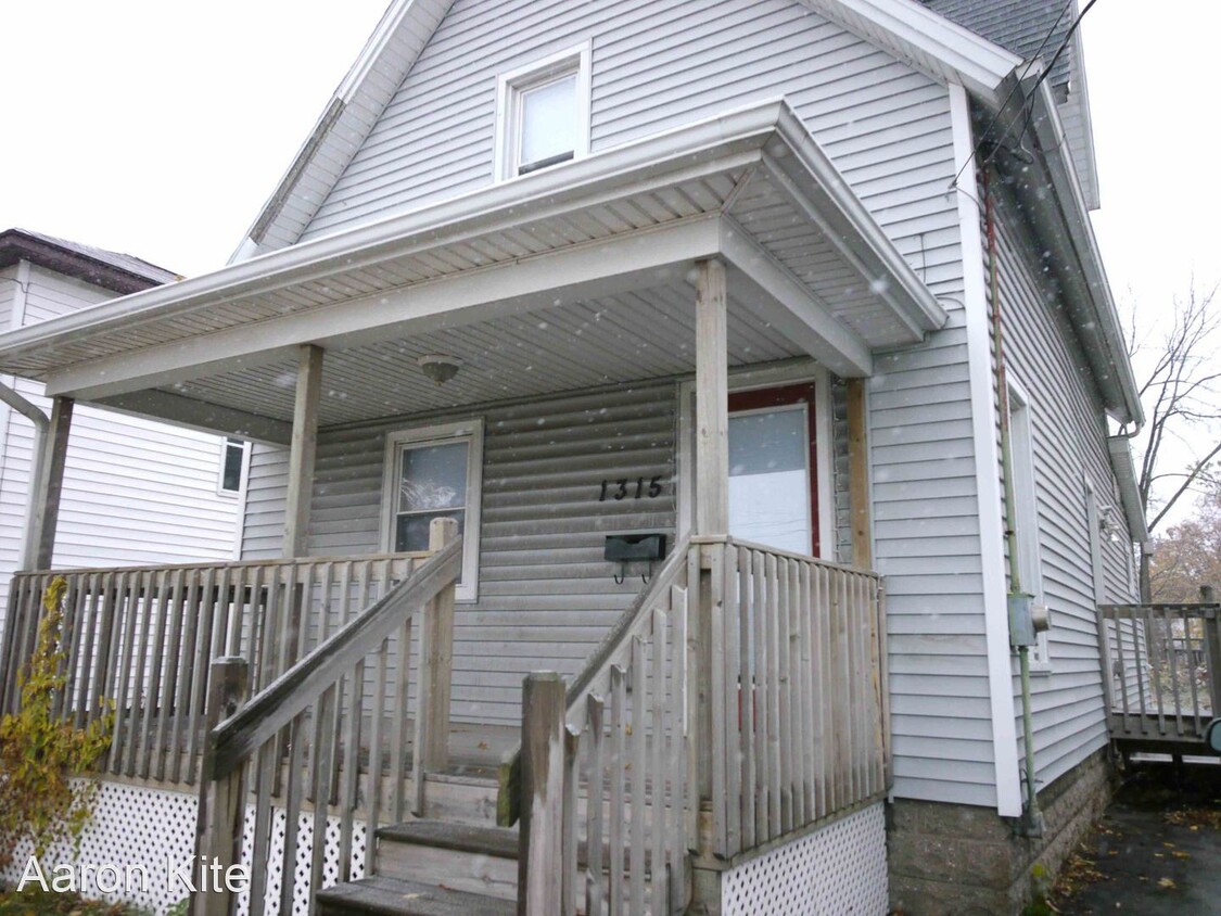 Primary Photo - 3 br, 1.5 bath House - 1315 E Saginaw