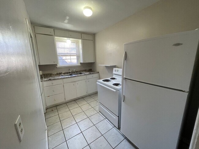 Foto del edificio - 2 bedroom unit across street from KSU Campus.