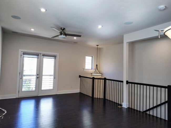 Foto del edificio - Modern End-Unit Townhome located in the Ce...