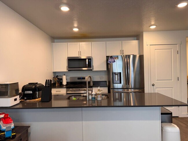 Building Photo - 3 Bedroom/2 Bathroom home in Saratoga Springs