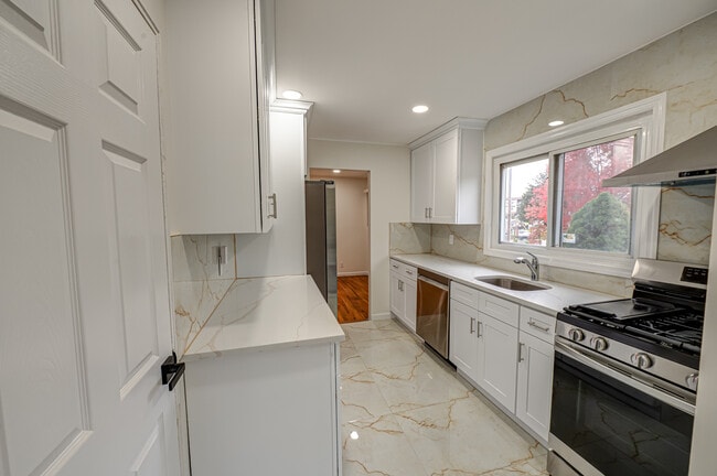 Building Photo - 10 Gerhard Rd