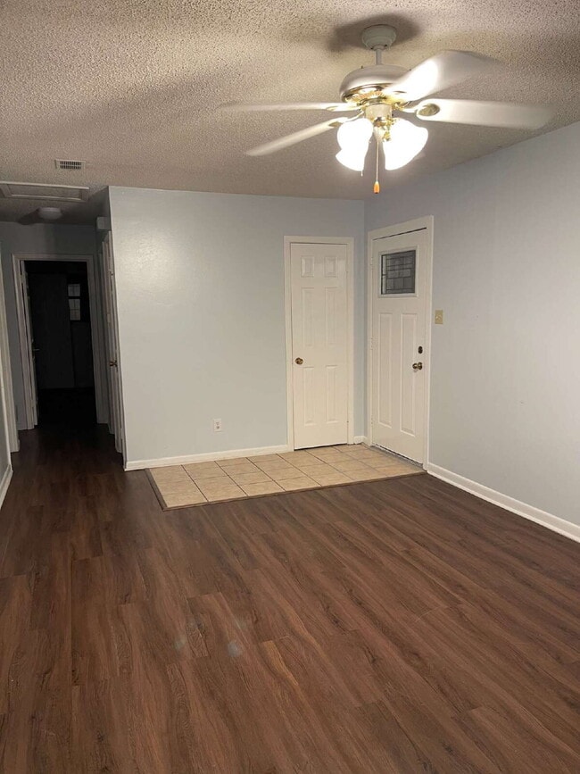 Building Photo - "MOVE IN SPECIAL $575 DEPOSIT AND HALF OFF...