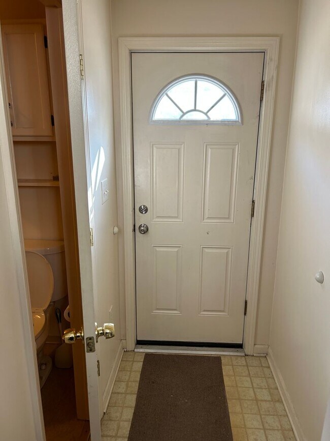 Building Photo - Conveniently Located 1 Bed, 1 Bath Apartme...