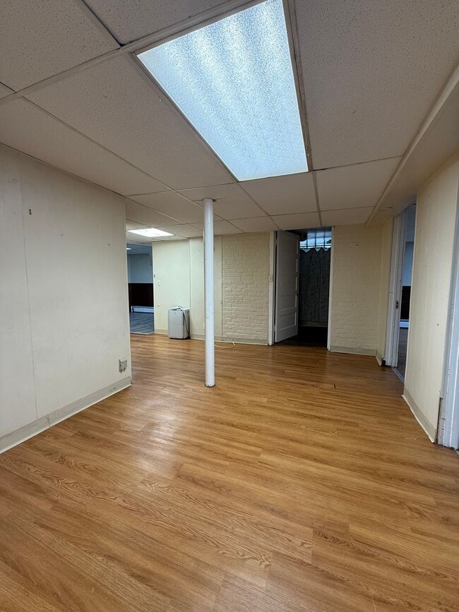 Building Photo - Spacious, Renovated Garden Level Brighton ...