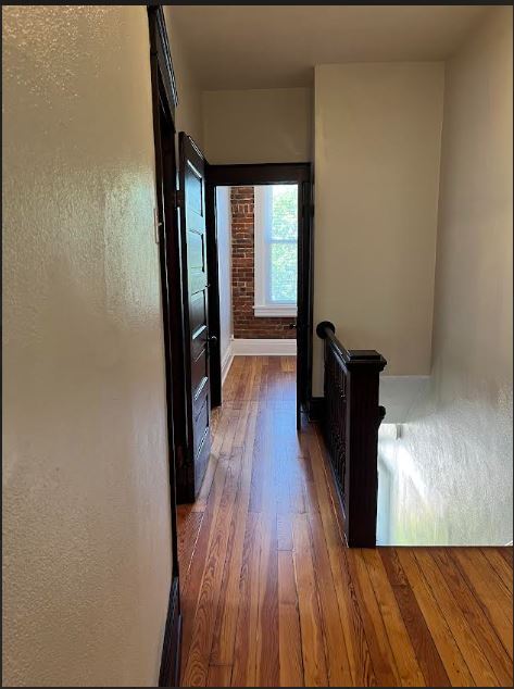 Pasillo en lo alto de las escaleras - 5222 Morganford Rd