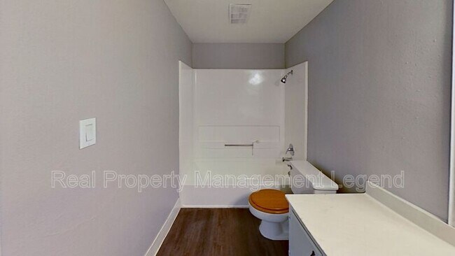 Foto del edificio - 5000 Bowser Ave