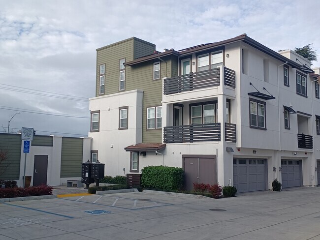 Building Photo - 34248 Fremont Blvd