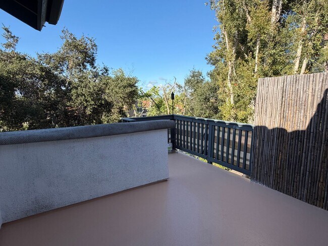 Foto del edificio - Very Private Carriage Unit Available Now!