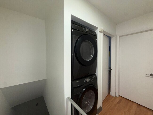 Building Photo - 1204 Roth Ct