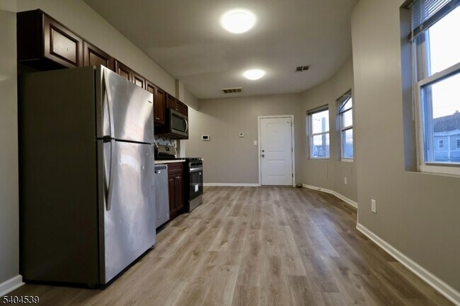 Building Photo - 456 Avon Ave