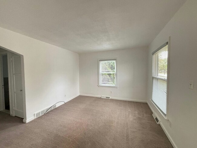 Foto del edificio - 23045 Harding Ave