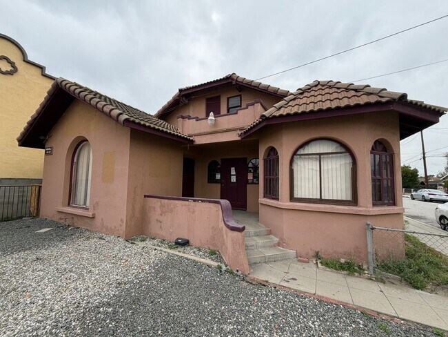 Foto del edificio - 3BEDROOM 1 BATHROOM COMMERCIAL PROPERTY