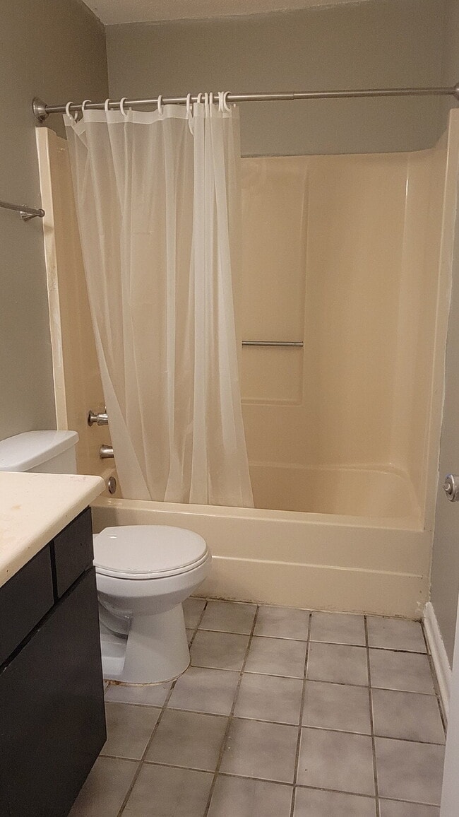 Building Photo - "1 month free.  Section 8 accepted. 1-Bedroom Retreat with Full Bath in Huntsville's Heart!"